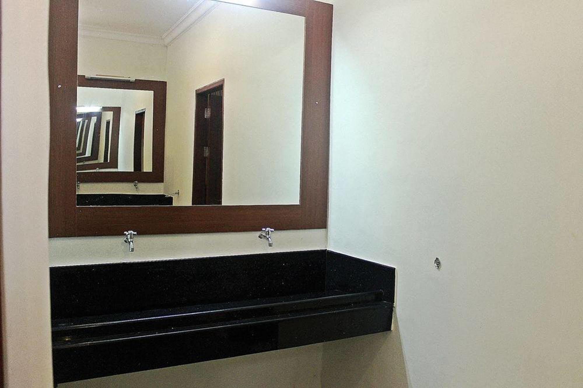 Mirah Hostel ليجيان المظهر الخارجي الصورة